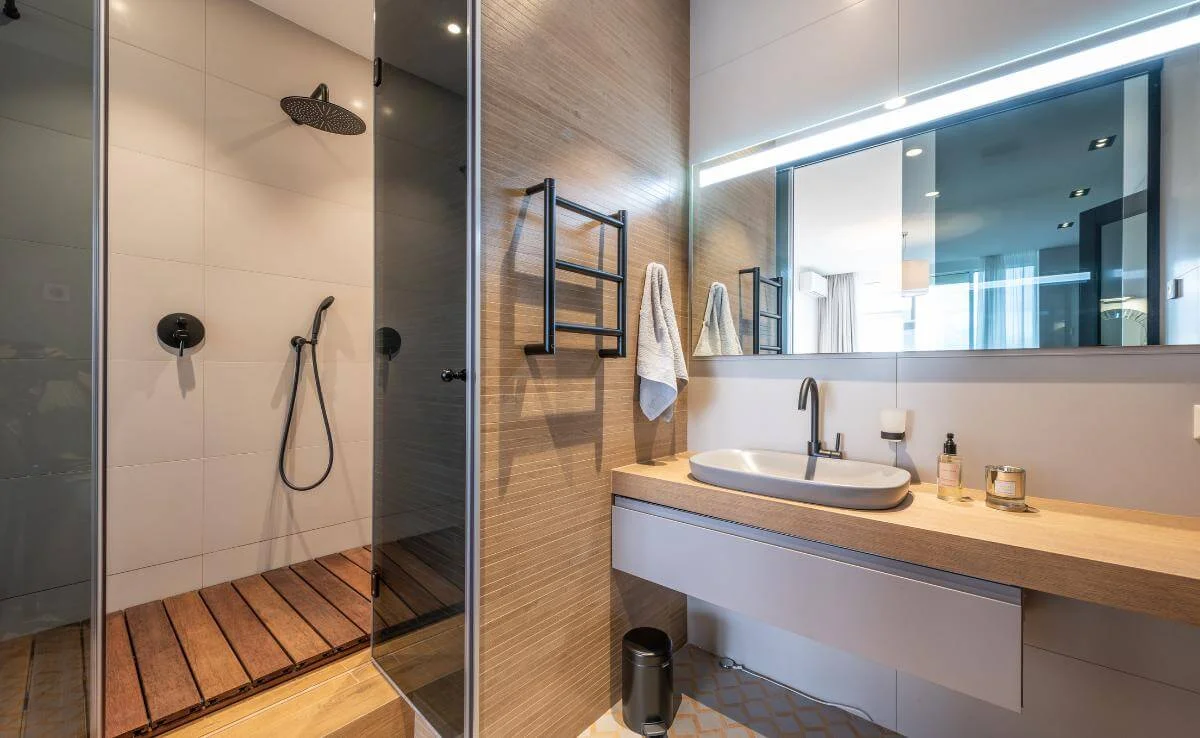 Reforma de baño elegante en Barcelona